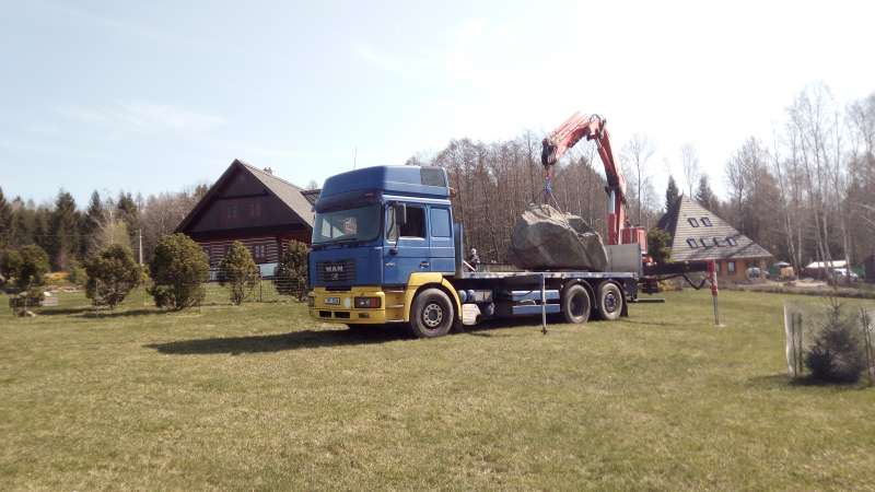 Doprava a&nbsp;složení žulového kamene na skalku, Bělá